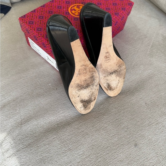 Tory Burch Black Leather Raleigh Wedge Pumps Size 7 1/2 Preowned - Picture 4 of 4